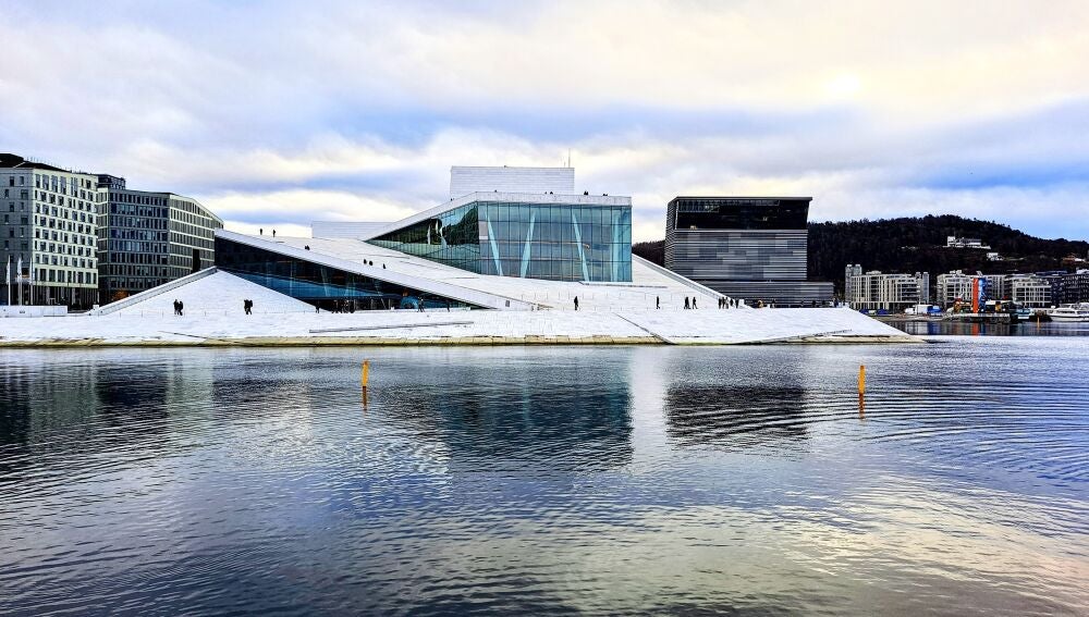 Uno de los grandes iconos de la ciudad es este edificio de mármol blanco y cristal: la Ópera de Oslo