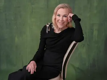 Obit Catherine O'Hara FILE - Catherine O'Hara, a cast member in the Apple+ series "The Studio," poses for a portrait on Thursday, March 20, 2025, in Los Angeles. (AP Photo/Chris Pizzello, File)