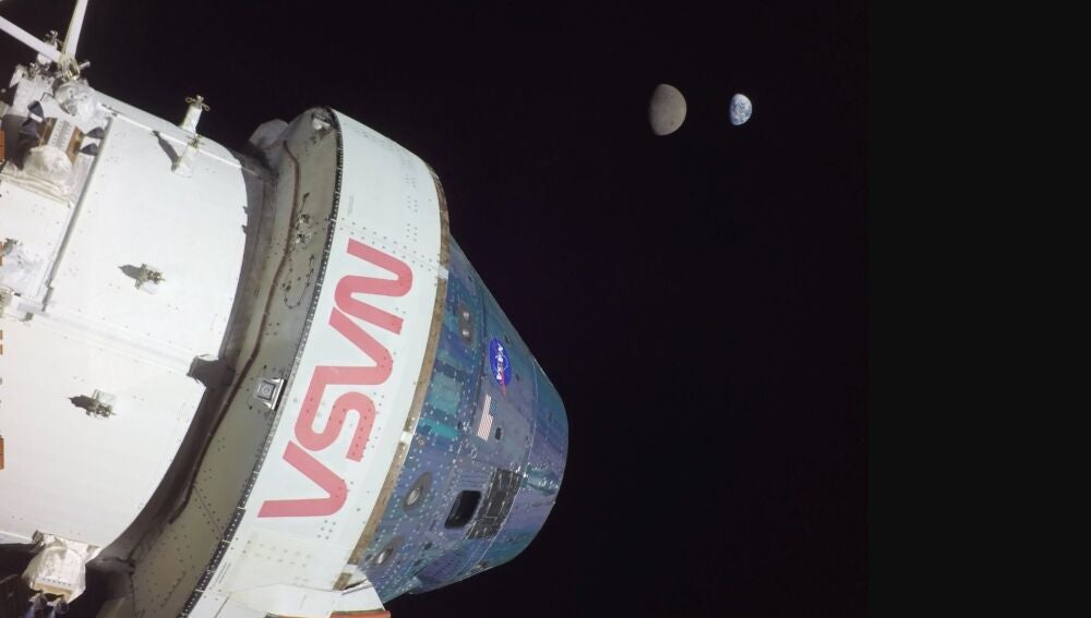 Orion en el espacio durante la misión Artemis I.