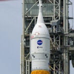 El propulsor SLS y la c&aacute;psula Orion en la torre de lanzamiento, listos para Artemis II. 