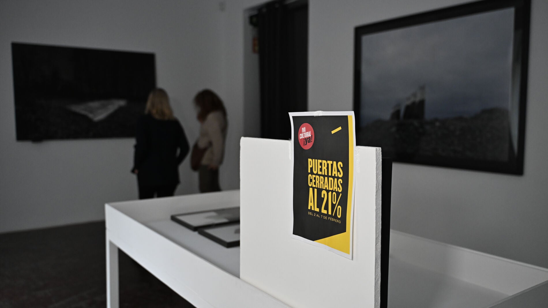 Madrid, 02/02/2026.- Galerías de arte de toda España amanecieron este lunes cerradas y con un cartel que pide un "IVA cultural, ¡ya!", al comienzo de una huelga de una semana de duración en protesta por el 21 % de IVA que siguen pagando, pese a la directiva de la UE que propone uno reducido. EFE/Fernando Villar