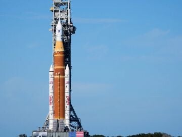 Artemis II en la torre de lanzamiento