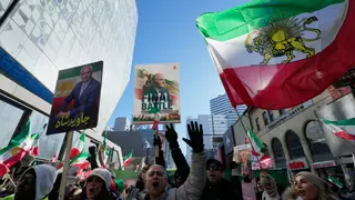 Manifestantes marchan en apoyo al cambio de régimen en Irán durante una manifestación en Toronto Protesters march in support of regime change in Iran during a rally in Toronto, Sunday, Feb. 1, 2026. (AP Photo/Kamran Jebreili)