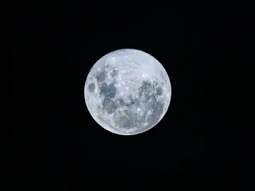LUNA DE NIEVE AME843. MONTEVIDEO (URUGUAY), 01/02/2026.- Fotografía que muestra la luna llena de Febrero, conocida como la 'Luna de Nieve' este domingo, en Montevideo (Uruguay). EFE/ Gastón Britos