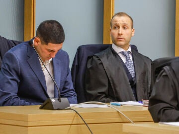 BURGOS (ESPA&Ntilde;A), 02/02/2026.- El acusado por el homicidio del vallisoletano Sergio Delgado, que en la madrugada del 24 de febrero de 2024, mientras celebraba una despedida de soltero en una zona de copas de Burgos, recibi&oacute; un pu&ntilde;etazo mortal tras decir que &eacute;l era de 'Pucela', se sienta en el banquillo de los acusados durante el juicio en su contra que ha empezado este lunes en Burgos y para el que el Ministerio Fiscal pide doce a&ntilde;os de prisi&oacute;n, y diez m&aacute;s de libertad vigilada. EFE/Santi Otero 