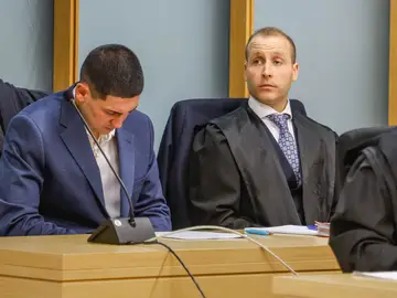 Juicio por el homicidio del vallisoletano Sergio Delgado, que en la madrugada del 24 de febrero de 2024, mientras celebraba una despedida de soltero en una zona de copas de Burgos, recibió un puñetazo mortal tras decir que él era de 'Pucela' BURGOS (ESPAÑA), 02/02/2026.- El acusado por el homicidio del vallisoletano Sergio Delgado, que en la madrugada del 24 de febrero de 2024, mientras celebraba una despedida de soltero en una zona de copas de Burgos, recibió un puñetazo mortal tras decir que él era de 'Pucela', se sienta en el banquillo de los acusados durante el juicio en su contra que ha empezado este lunes en Burgos y para el que el Ministerio Fiscal pide doce años de prisión, y diez más de libertad vigilada. EFE/Santi Otero