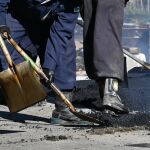 Imagen de archivo sobre unos obreros asfaltando una carretera