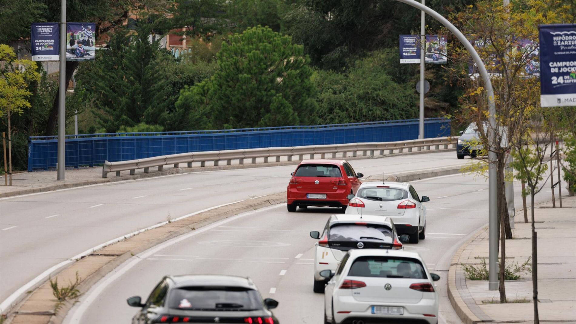 Llevar el coche sucio puede costarte 200 euros de multa: mucho cuidado con esta parte de tu vehículo