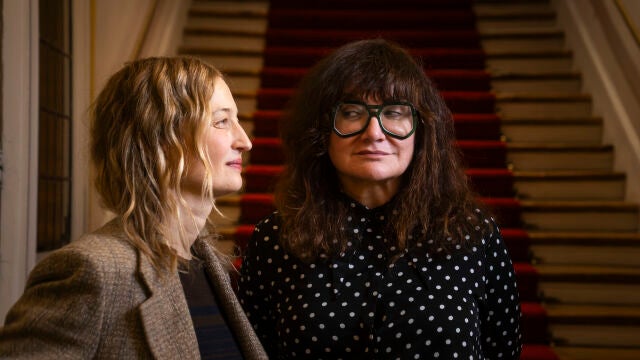 Alba Rohrwacher e Isabel Coixet en el interior del Instituto Italiano durante la presentación de "Tres adioses" Alba Rohrwacher e Isabel Coixet en el interior del Instituto Italiano durante la presentación de "Tres adioses"