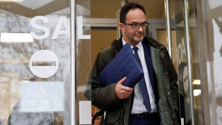 MADRID, 02/02/2026.- El secretario de Estado de Telecomunicaciones, Antonio Hernando, rodeado de informadores este lunes en los Juzgados de Plaza de Castilla (Madrid). El ex n&uacute;mero 3 del PSOE Santos Cerd&aacute;n, que estuvo casi cinco meses en prisi&oacute;n preventiva por su presunta implicaci&oacute;n en el cobro de mordidas por adjudicaciones de obra p&uacute;blica, est&aacute; citado a declarar junto a Hernando, ante juez Arturo Zamarriego, como testigo en la investigaci&oacute;n sobre presuntas maniobras de la exmilitante Leire...