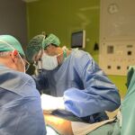 El doctor Alejandro Li&ntilde;&aacute;n durante una cirug&iacute;a de Enfermedad de Sudeck en el Hospital Quir&oacute;nsalud Sagrado Coraz&oacute;n