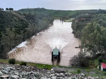 Aznalcóllar (Sevilla) pide no acercarse al pantano del Agrio por su gran caudal AZNALCÓLLAR (SEVILLA), 02/02/2026.- Imagen del embalse del Agrio, en Aznalcóllar (Sevilla), cuyo Ayuntamiento ha pedido a los vecinos que no se acerquen a sus inmediaciones, ante el peligro de accidentes por el caudal que tiene tras las últimas lluvias. EFE/Fermín Cabanillas