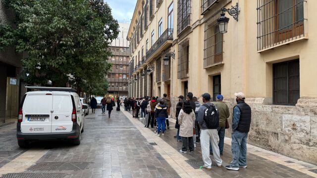 Largas colas en las oficinas del padr&oacute;n este martes en el Ayuntamiento de Valencia