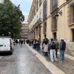 Largas colas en las oficinas del padr&oacute;n este martes en el Ayuntamiento de Valencia