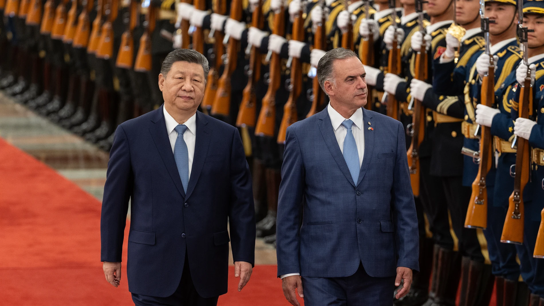 BEIJING (China), 03/02/2026.- Uruguayan President Yamandu Orsi (R) walks with Chinese President Xi Jinping (C) in Beijing, China, 03 February 2026. Uruguayan President Yamandu Orsi arrived to Beijing 01 February and will stay in China for a week for a state visit. EFE/EPA/JESSICA LEE