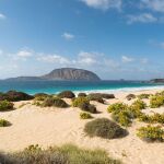 Pocos coches, arena en las calles y un volcán frente al mar: así es esta isla de España Pocos coches, arena en las calles y un volcán frente al mar: así es esta isla de España
