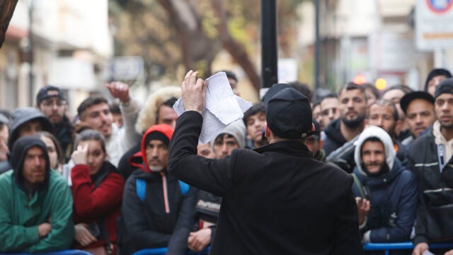 ALICANTE, 04/02/2026.- M&aacute;s de 300 ciudadanos argelinos hacen fila este mi&eacute;rcoles en las inmediaciones del consulado de su pa&iacute;s en la ciudad de Alicante para ser atendidos y conseguir la documentaci&oacute;n necesaria para el proceso de regulaci&oacute;n anunciado por Espa&ntilde;a. EFE/Morell