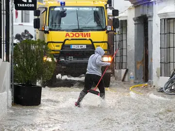 Grazalema (Cádiz) acumula 238 litros por metro cuadrado GRAZALEMA (CÁDIZ), 04/02/2026.- Calle inundada en Grazalema (Cádiz) debido a las intensas lluvias que se registran este miércoles en la localidad gaditana, que acumula 238,3 litros por metro cuadrado y que suceden al mes de enero más lluvioso desde principios del siglo XX en la localidad. EFE/Román Ríos.