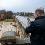 Un hombre observa la crecida del río Jaén, a su paso por el puente Jontoya de Jaén. Unos 600 vecinos han sido desalojados de manera preventiva en la zona de Los Puentes de Jaén Un hombre observa la crecida del río Jaén, a su paso por el puente Jontoya de Jaén. Unos 600 vecinos han sido desalojados de manera preventiva en la zona de Los Puentes de Jaén