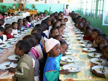 Niños en un comedor Niños en un comedor