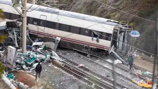 Agentes de la Guardia Civil en el lugar del accidente de tren en Adamuz. Imágenes de los restos de los trenes Alvia e Iryo en las vías. © Jesus G. Feria. Agentes de la Guardia Civil en el lugar del accidente de tren en Adamuz. Imágenes de los restos de los trenes Alvia e Iryo en las vías. © Jesus G. Feria.