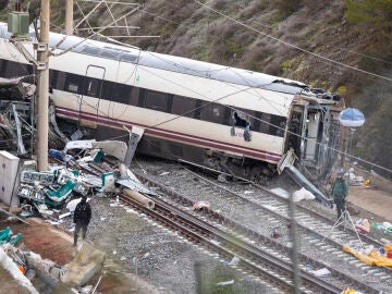 Agentes de la Guardia Civil en el lugar del accidente de tren en Adamuz. Im&aacute;genes de los restos de los trenes Alvia e Iryo en las v&iacute;as. &copy; Jesus G. Feria.