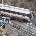 Agentes de la Guardia Civil en el lugar del accidente de tren en Adamuz. Im&aacute;genes de los restos de los trenes Alvia e Iryo en las v&iacute;as. &copy; Jesus G. Feria.