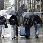 La borrasca Marta llega con lluvia y viento: estos tres abrigos están preparados para el temporal