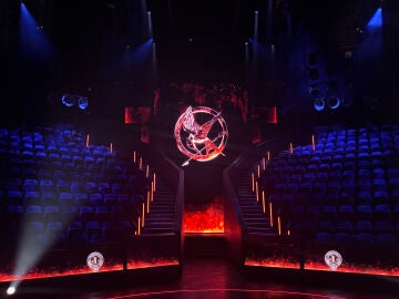LONDRES, 07/02/2026.- Un escenario en movimiento, gradas giratorias y espectaculares escenas que desaf&iacute;an la gravedad, todo ello en un teatro hecho a medida y con una producci&oacute;n y elenco de gran nivel: as&iacute; ha aterrizado en Londres la primera adaptaci&oacute;n teatral de 'Los Juegos del Hambre', que EFE ha podido visitar entre bambalinas. Entre los rascacielos del distrito financiero de Canary Wharf, al este de la capital brit&aacute;nica, se alza el nuevo teatro Troubadour, un recinto con capacidad para m&aacute;...