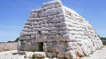 Ejemplo de una construcción del periodo talayótico en Menorca: Naveta des Tudons Ejemplo de una construcción del periodo talayótico en Menorca: Naveta des Tudons