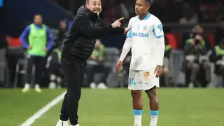 Ligue 1 - Paris Saint Germain vs Olympique Marseille PARIS (France), 08/02/2026.- Marseille's head coach Roberto De Zerbi (L) talks with Igor Paixao of Olympique de Marseille during the French Ligue 1 soccer match between Paris Saint Germain and Olympique Marseille, in Paris, France, 08 February 2026. (Francia, Marsella) EFE/EPA/CHRISTOPHE PETIT TESSON