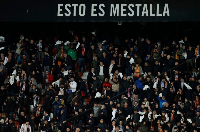 Lamentable lo sucedido en Mestalla: escupen y quitan la bufanda a un aficionado del Real Madrid