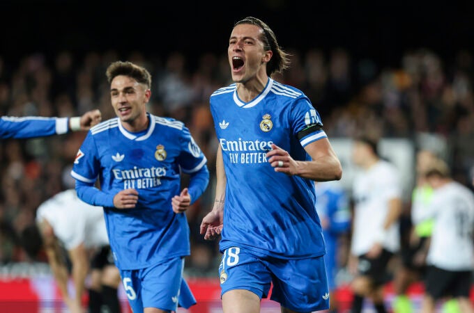 El Real Madrid se hace sólido contra el Valencia en Mestalla (0-2)