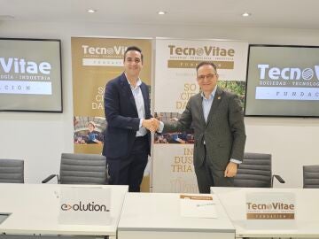 Javier Escribano, director general de TecnoVitae, y V&iacute;ctor Rodr&iacute;guez del Olmo, CEO de Evolution Europe, firman la colaboraci&oacute;n