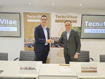 Javier Escribano, director general de TecnoVitae, y Víctor Rodríguez del Olmo, CEO de Evolution Europe, firman la colaboración Javier Escribano, director general de TecnoVitae, y Víctor Rodríguez del Olmo, CEO de Evolution Europe, firman la colaboración