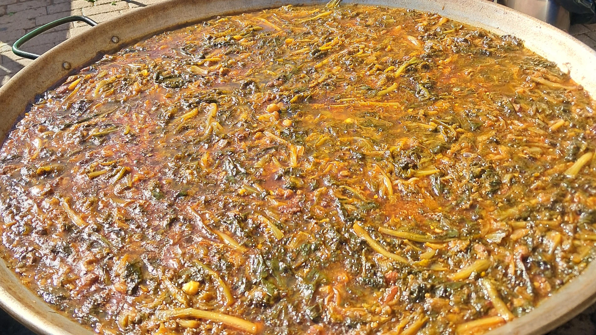 Éxito de participación en Meliana (Valencia) para salvar del olvido la tradicional Paella de Fetge de Bou"