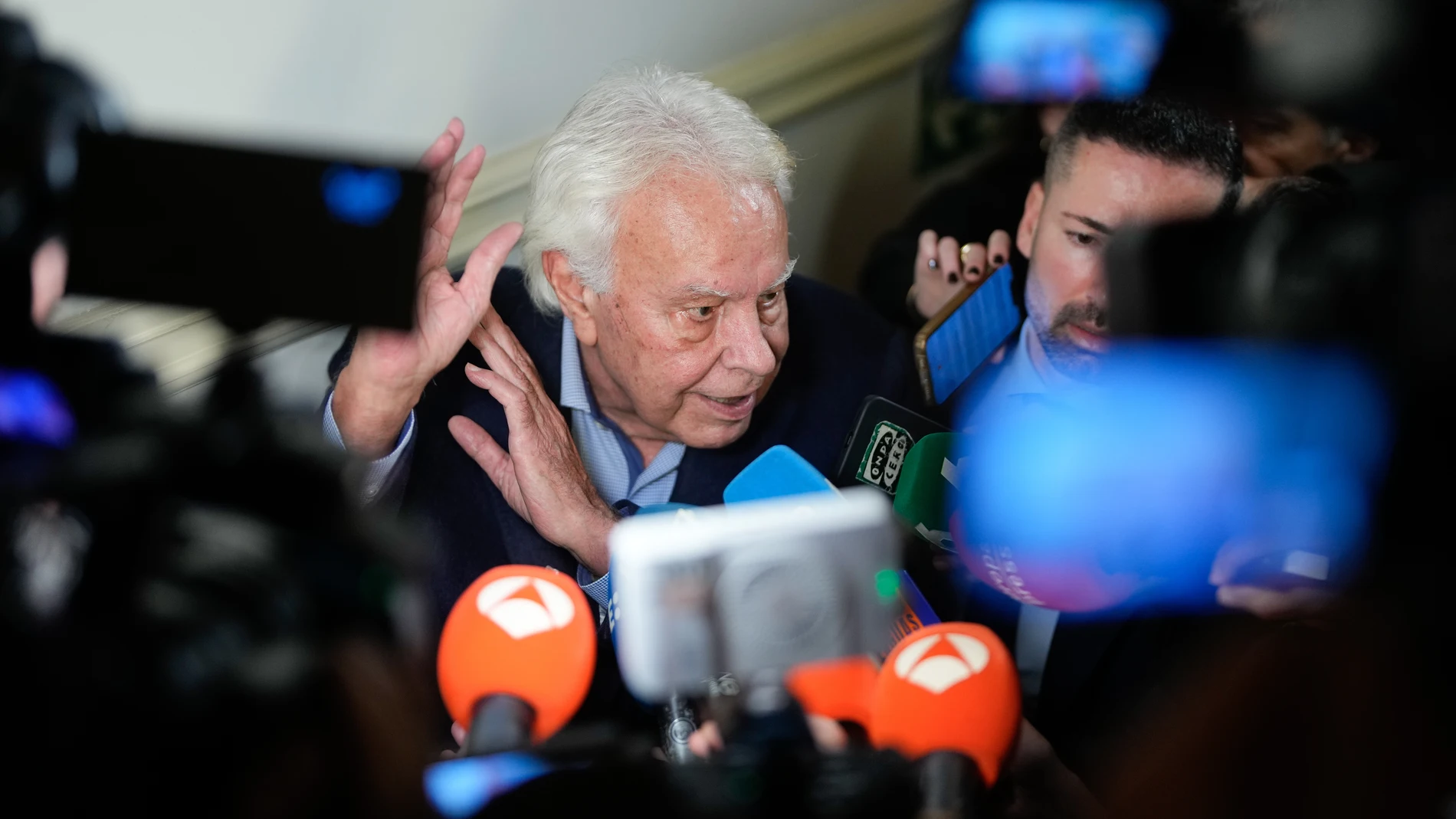 MADRID (ESPAÑA), 10/02/2026.- El expresidente del Gobierno Felipe González (c) se dirige a los meios tras participar en una charla de 'Los desayunos del Ateneo' junto a un grupo de periodistas este martes en Madrid. EFE/ Borja Sánchez-Trillo