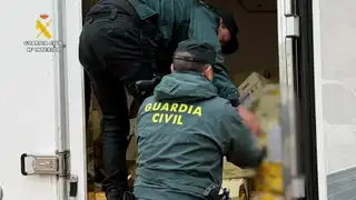 Agentes de la Guardia Civil intervienen el camión en Zamora Agentes de la Guardia Civil intervienen el camión en Zamora