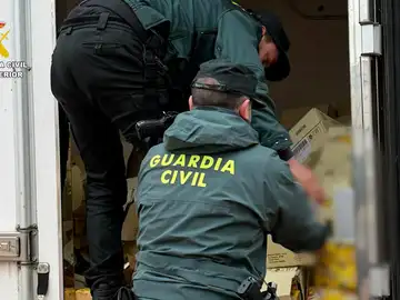 Agentes de la Guardia Civil intervienen el camión en Zamora Agentes de la Guardia Civil intervienen el camión en Zamora