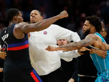 Jalen Duren y Miles Bridges durante la batalla campal en el Pistons-Hornets Jalen Duren y Miles Bridges durante la batalla campal en el Pistons-Hornets