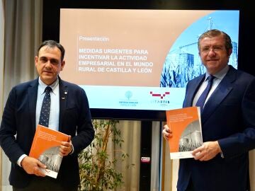 Isidoro J. Alan&iacute;s y Santiago Miguel presentan el documento que van a entregar a los partidos pol&iacute;ticos