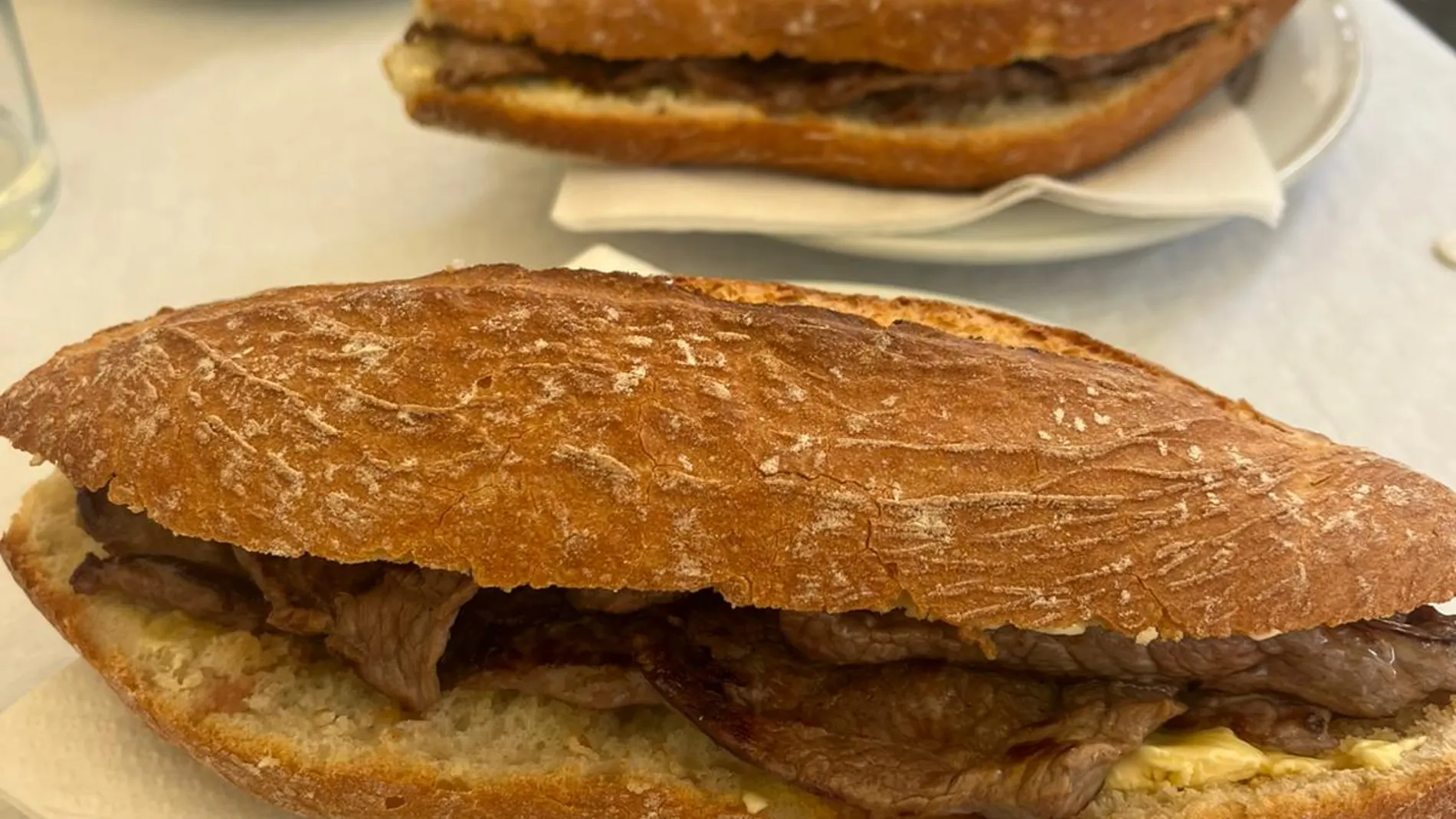 Bocadillo Pepito de ternera del bar Gravina, ubicado en el número 4 de la calle de ese mismo nombre, de Alicante
