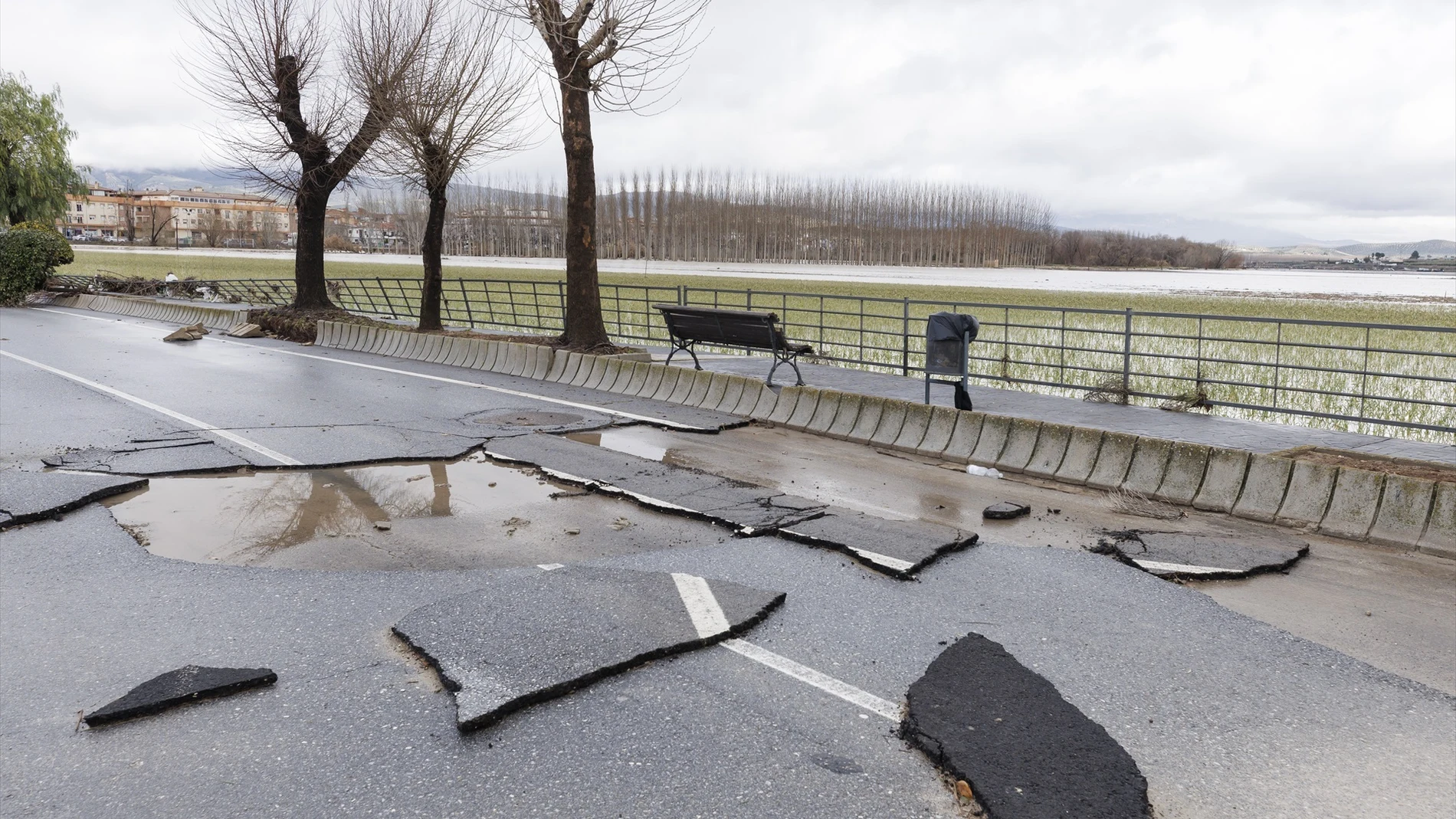 Imagen de los graves desperfectos que el temporal ha ocasionado a la carretera de acceso a Huétor Tajar