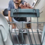 Poca gente lo conoce: &iquest;para qu&eacute; sirve la peque&ntilde;a solapa de la rejilla superior del lavavajillas?