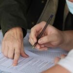 Una profesora con un alumno