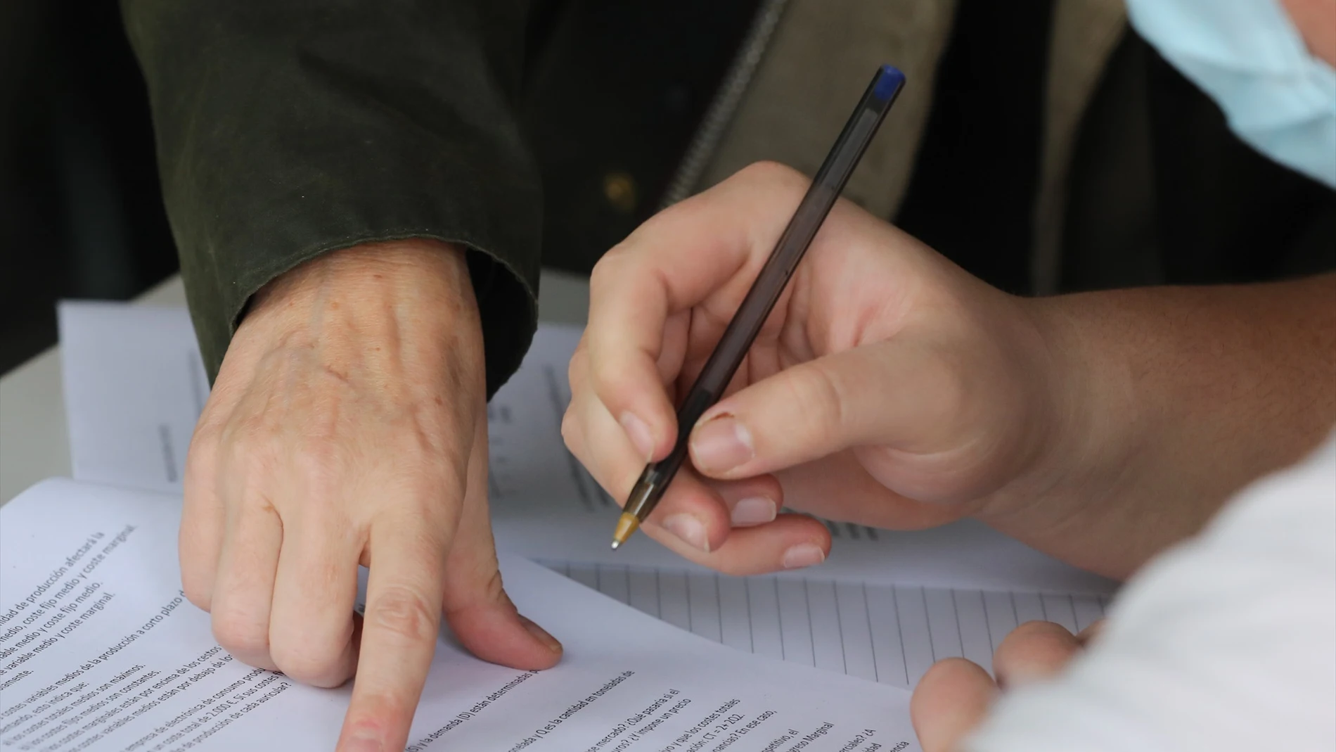 Una profesora con un alumno