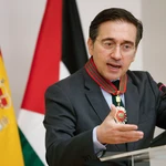 La tensión de Albares con la prensa: intervenciones escuetas y "presiones" a periodistas