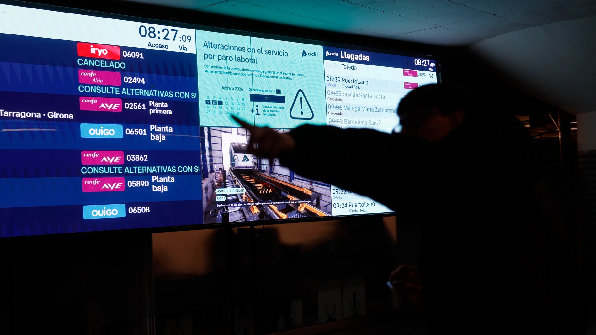 MADRID (ESPAÑA), 10/02/2026.- Una persona consulta las cancelaciones de los trenes de alta velociad este martes en la estación de Atocha en Madrid mientras continúa la huelga en el ferrocarril por los sindicatos minoritarios CGT y Sindicato Ferroviario, pese al acuerdo alcanzado por los mayoritarios CCOO, UGT y los maquinistas -Semaf- con el Ministerio de Transportes para desconvocar ese paro, que aumenta la inversión en mantenimiento en 1.800 millones de euros hasta 2030 y creará 3.650 nuevo...