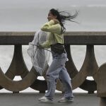 MURCIA.-El viento, las olas y sobre todo la lluvia ponen en aviso a casi toda Espa&ntilde;a, con tres CCAA en nivel naranja