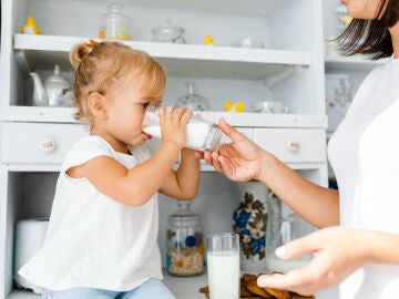 Madre alimenta a su beb&eacute; con un biber&oacute;n en casa, en el contexto de la alerta sanitaria por la retirada de varias leches de f&oacute;rmula infantiles por posible contaminaci&oacute;n con la toxina cereulida